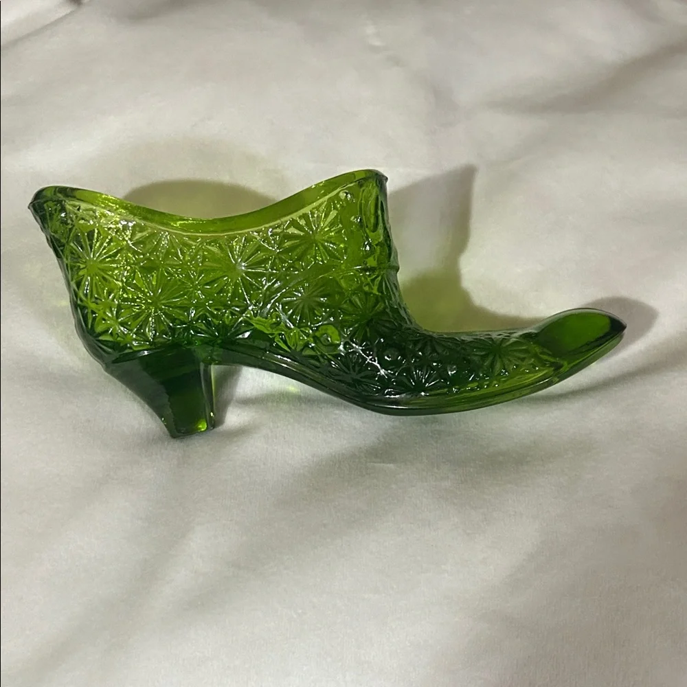 Fenton Art Glass shoe in green Daisy & Button pattern - Picture 2 of 8